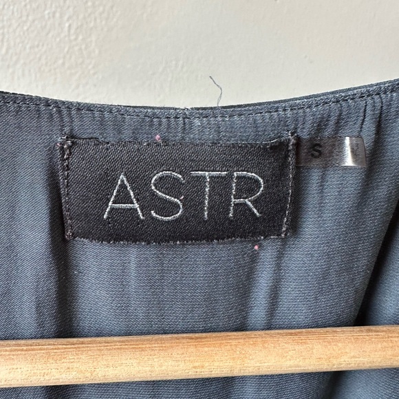 ASTR satin cold shoulder top slate grey size small - Picture 2 of 3